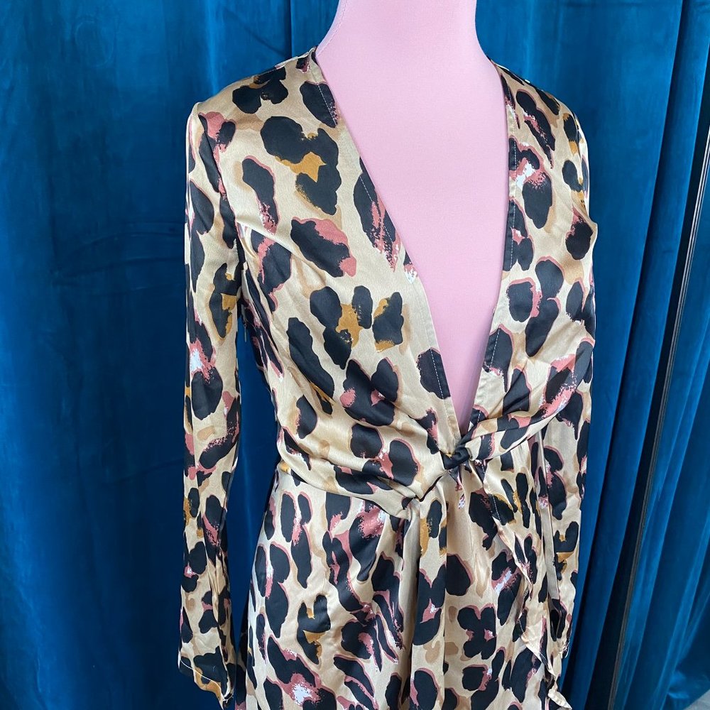 Pretty Little Thing  Leopard Asymmetric Hem Plunge Satin Dress - Picture 4 of 12